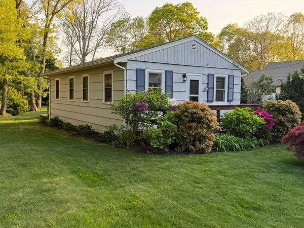 17 Suncrest Dr, Falmouth, MA 02536