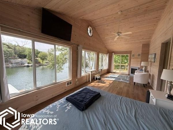 3011 E Lakeshore Drive, Brooklyn, IA 52211
