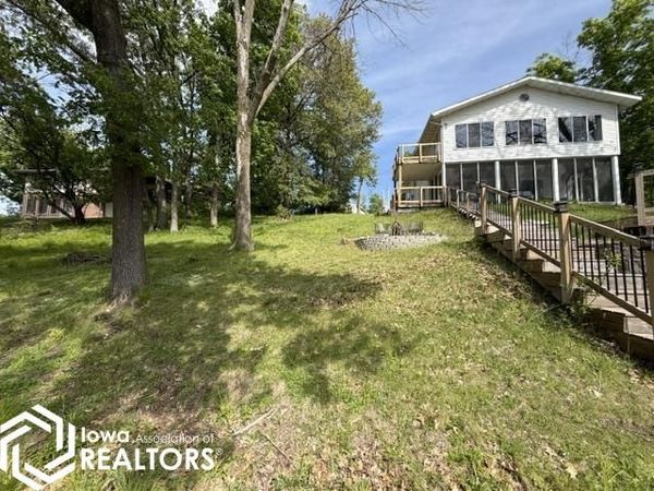 3011 E Lakeshore Drive, Brooklyn, IA 52211
