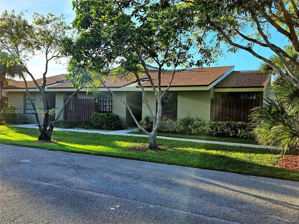 164 Meadows Dr , Boynton Beach, FL 33436