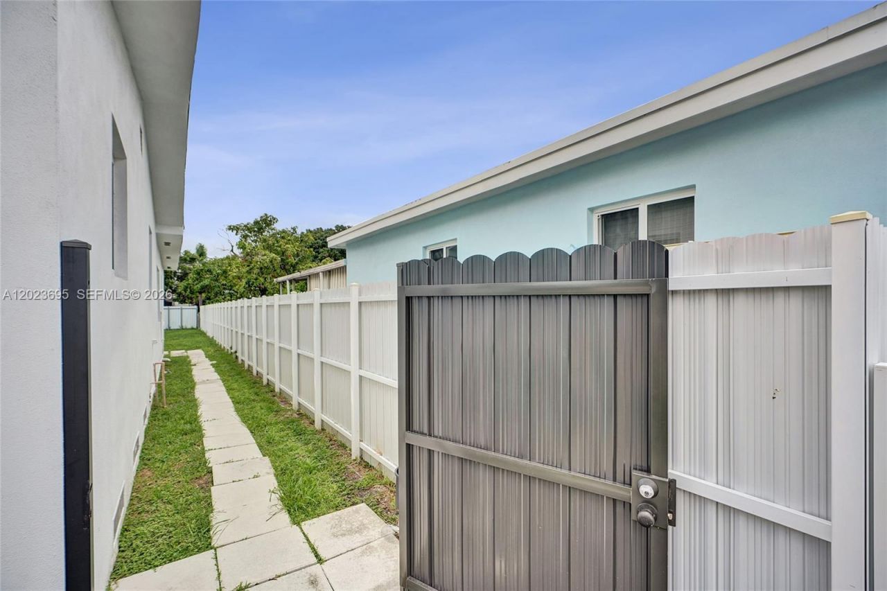 877 W 33rd St , Unit A, Hialeah, FL 33012 Photo