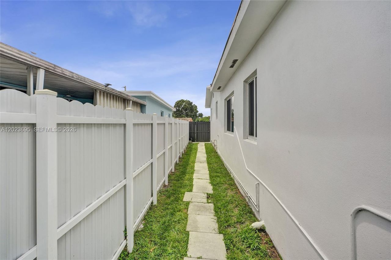 877 W 33rd St , Unit A, Hialeah, FL 33012 Photo