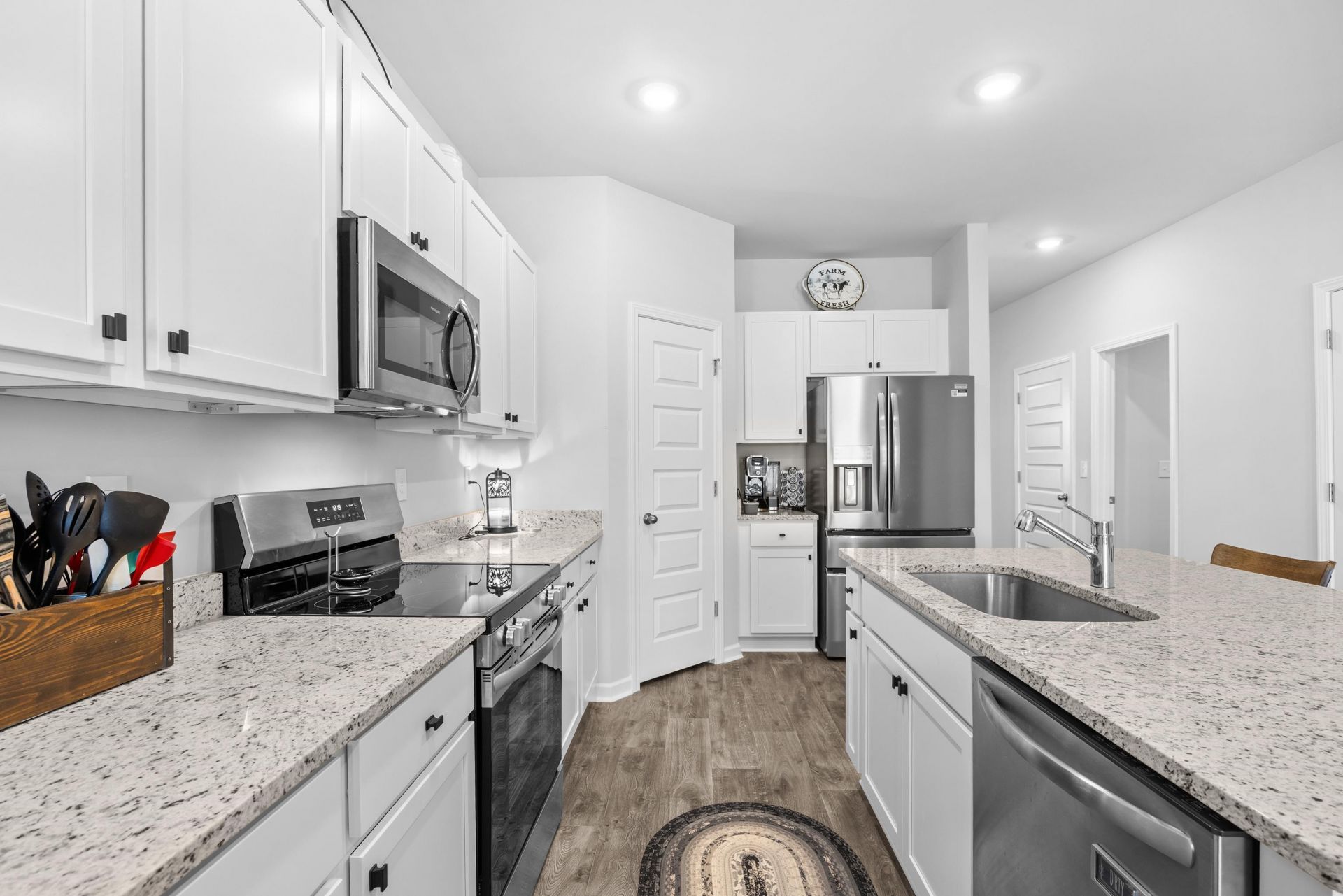 2076 Victory Way Photo 6