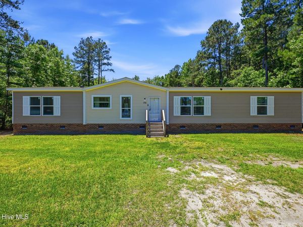214 Ola Belle Road , Burgaw, NC 28425