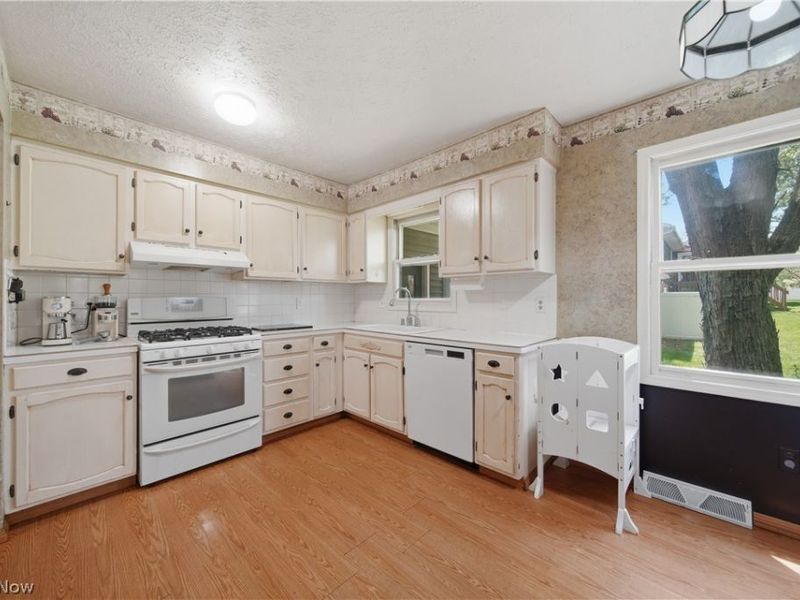 11205 Merrimack Avenue NW, Hartville, OH 44632 Photo 5