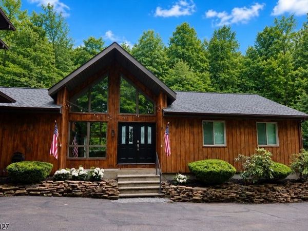 625 Maxim Dr, Hopatcong, NJ 07821