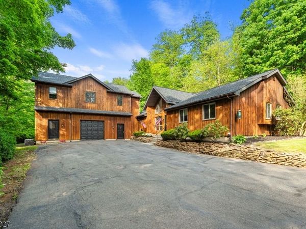625 Maxim Dr, Hopatcong, NJ 07821