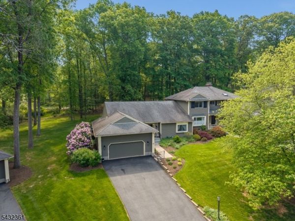 49 Hunters Cir, Tewksbury, NJ 08833