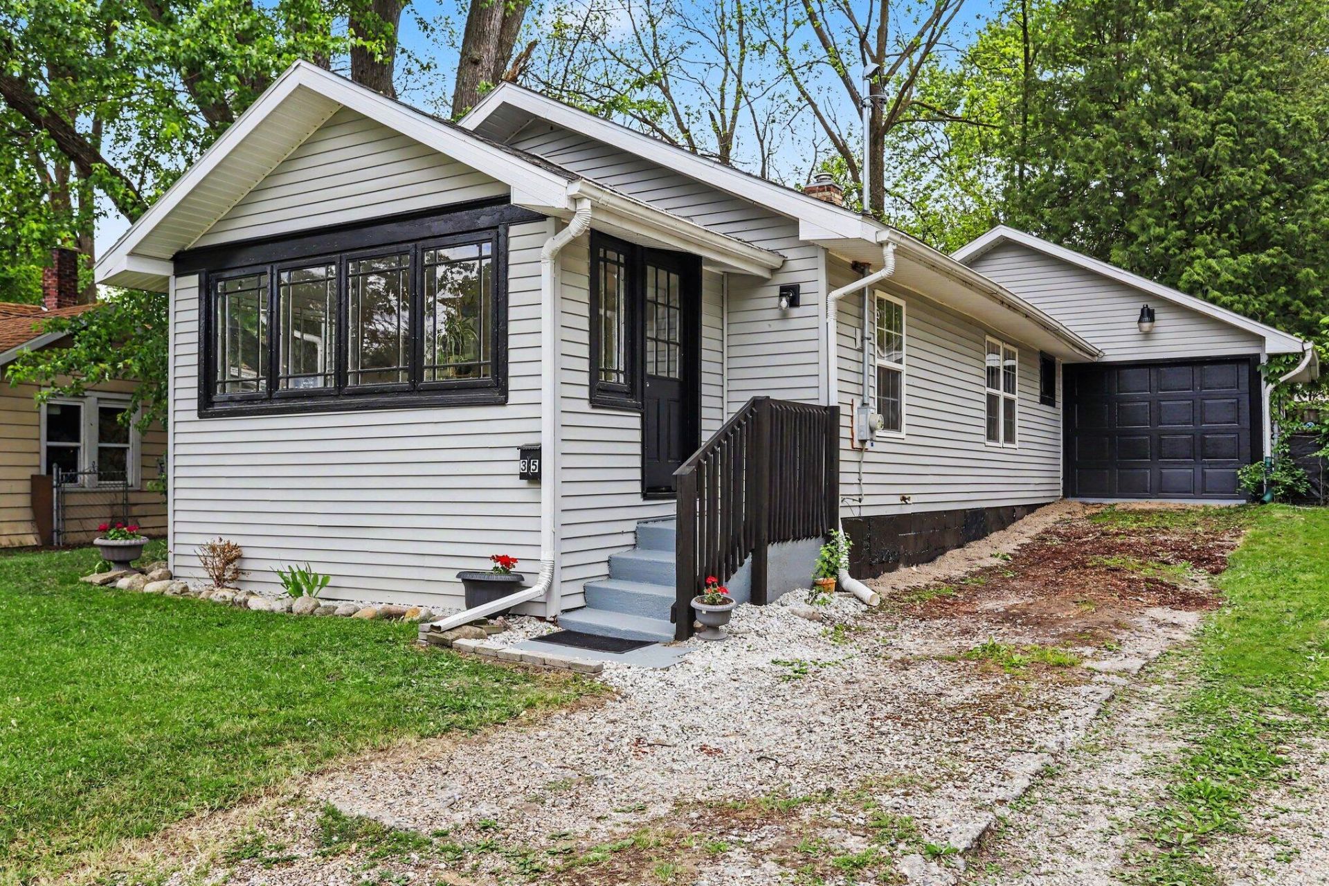 35 W Grand Circle Avenue, Battle Creek, MI 49037 Main Photo