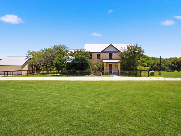 8 WALNUT GROVE RD, Boerne, TX 78006