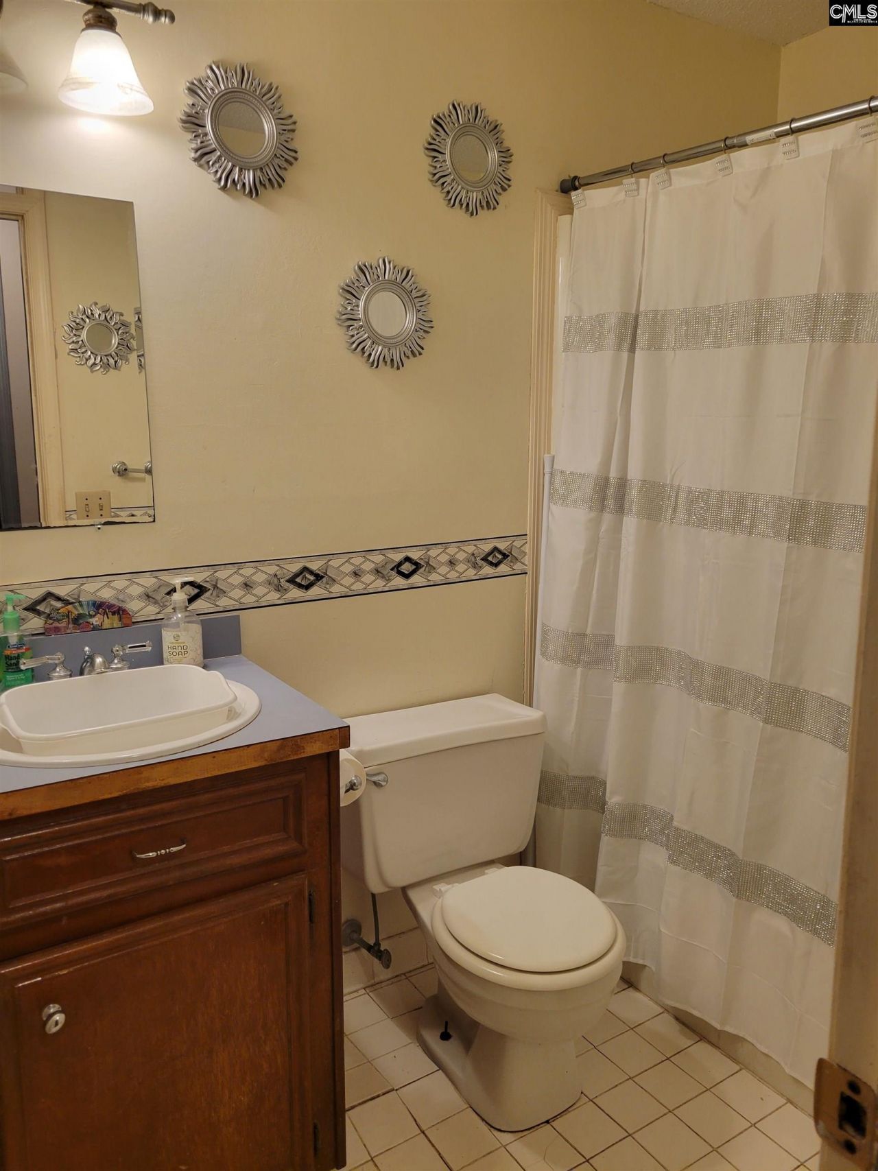 205 Parliament Drive N Photo 5