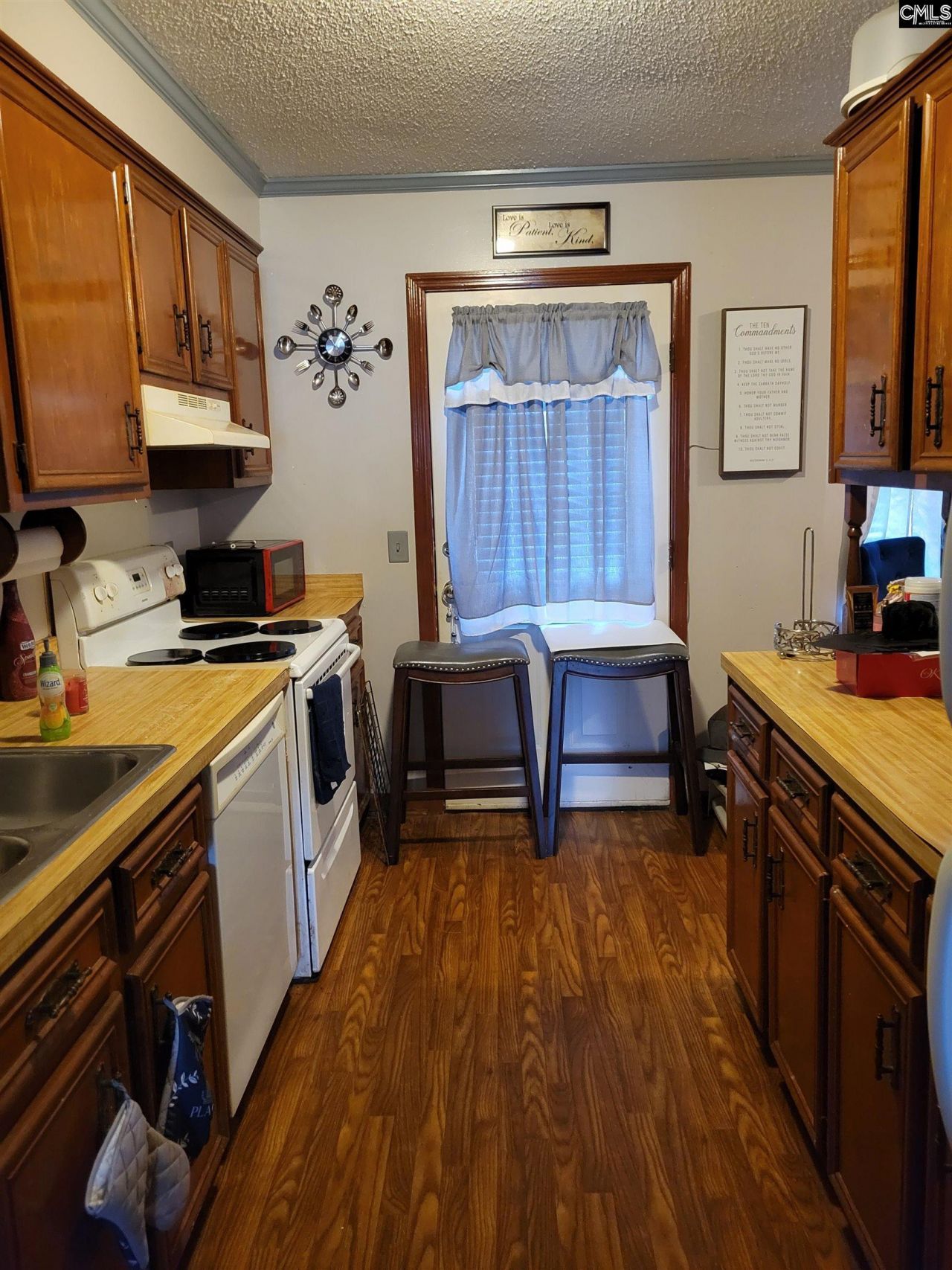 205 Parliament Drive N Photo 8