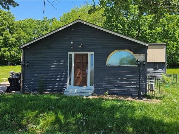 1100 N Independence Street, Pleasant Hill, MO 64080