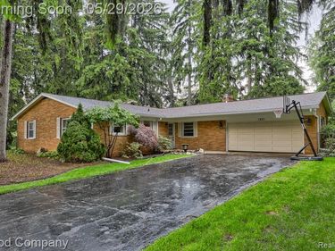 1371 Winchcombe Drive, Bloomfield Hills, MI 48304