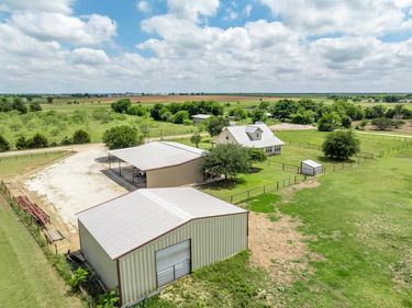 560 Meadow Lane , Crawford, TX 76638