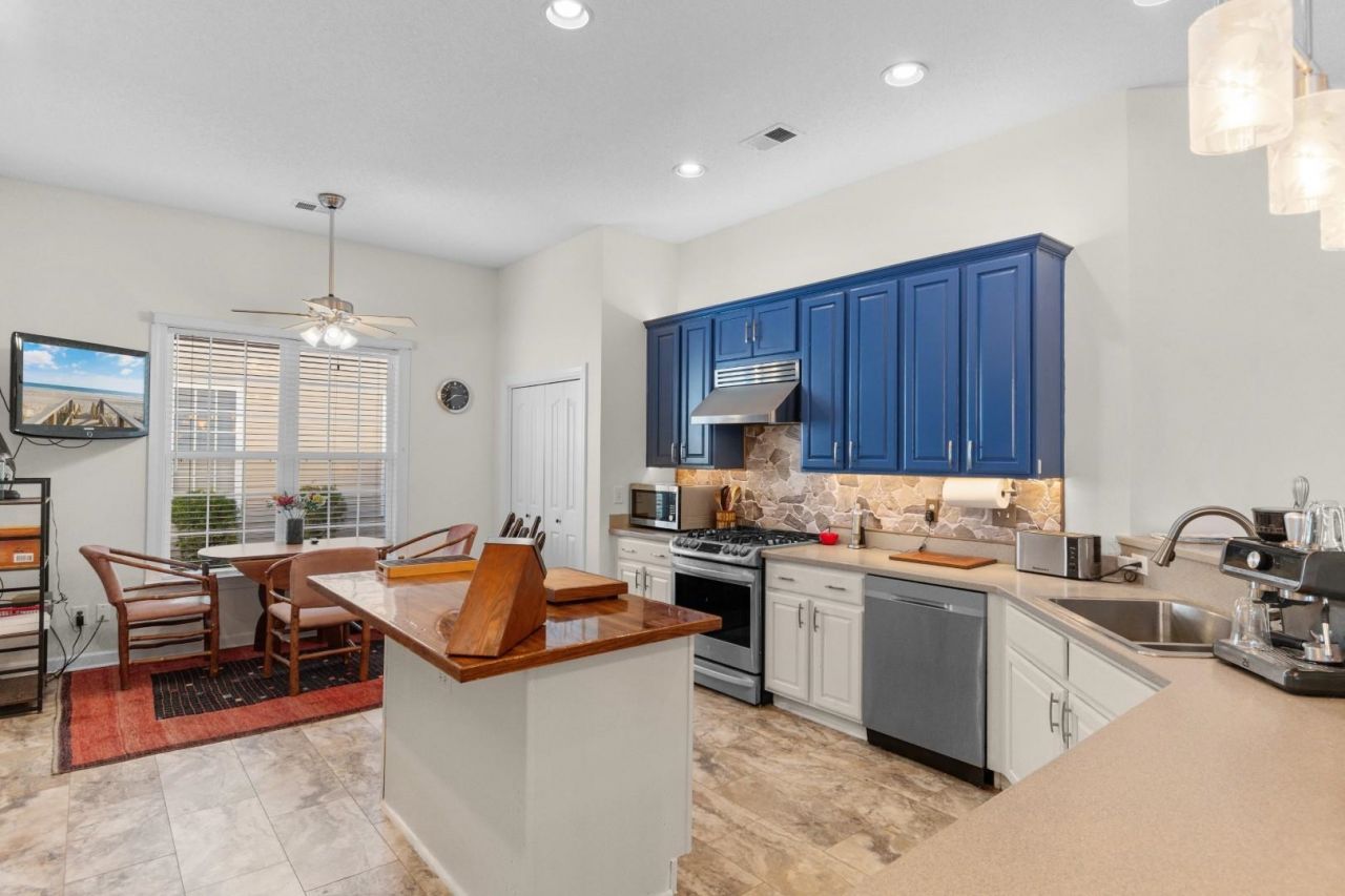 6391 Longwood Dr.  Photo 10