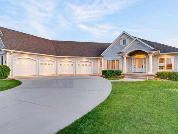 6734 Cantebury Ct, Sioux City, IA 51106
