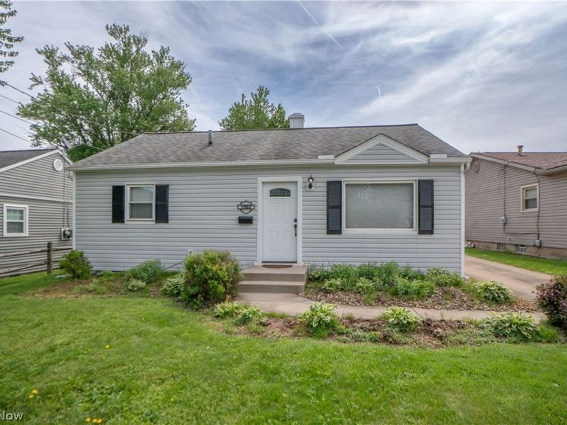 1060 Orchard Avenue NE, North Canton, OH 44720 Photo 2