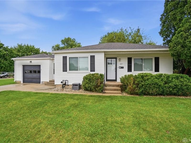 607 W Lake Avenue, New Carlisle, OH 45344 Photo 2