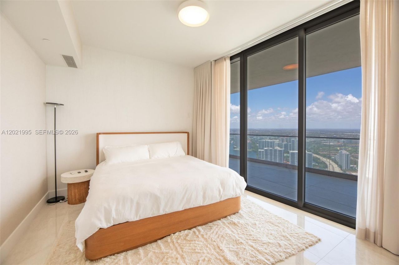 18975 Collins Ave , Unit 5205, Sunny Isles Beach, FL 33160 Photo