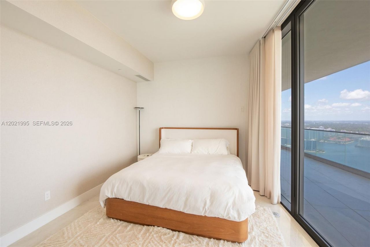 18975 Collins Ave , Unit 5205, Sunny Isles Beach, FL 33160 Photo