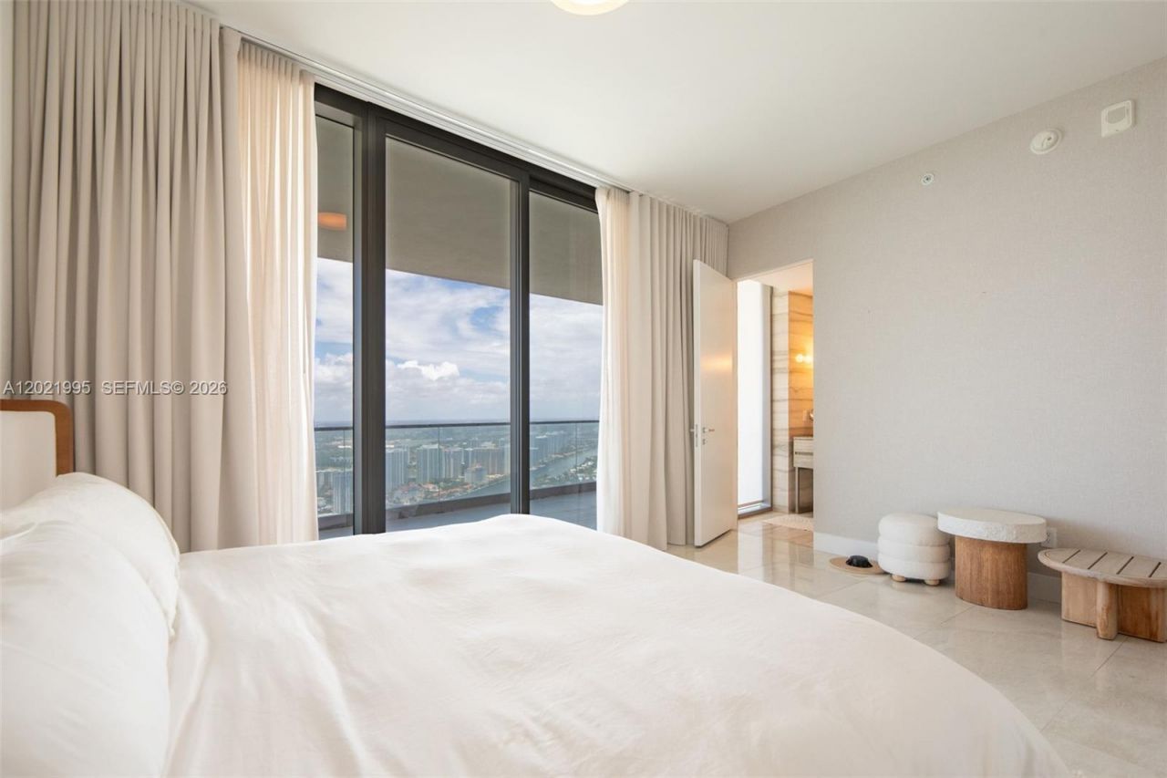 18975 Collins Ave , Unit 5205, Sunny Isles Beach, FL 33160 Photo