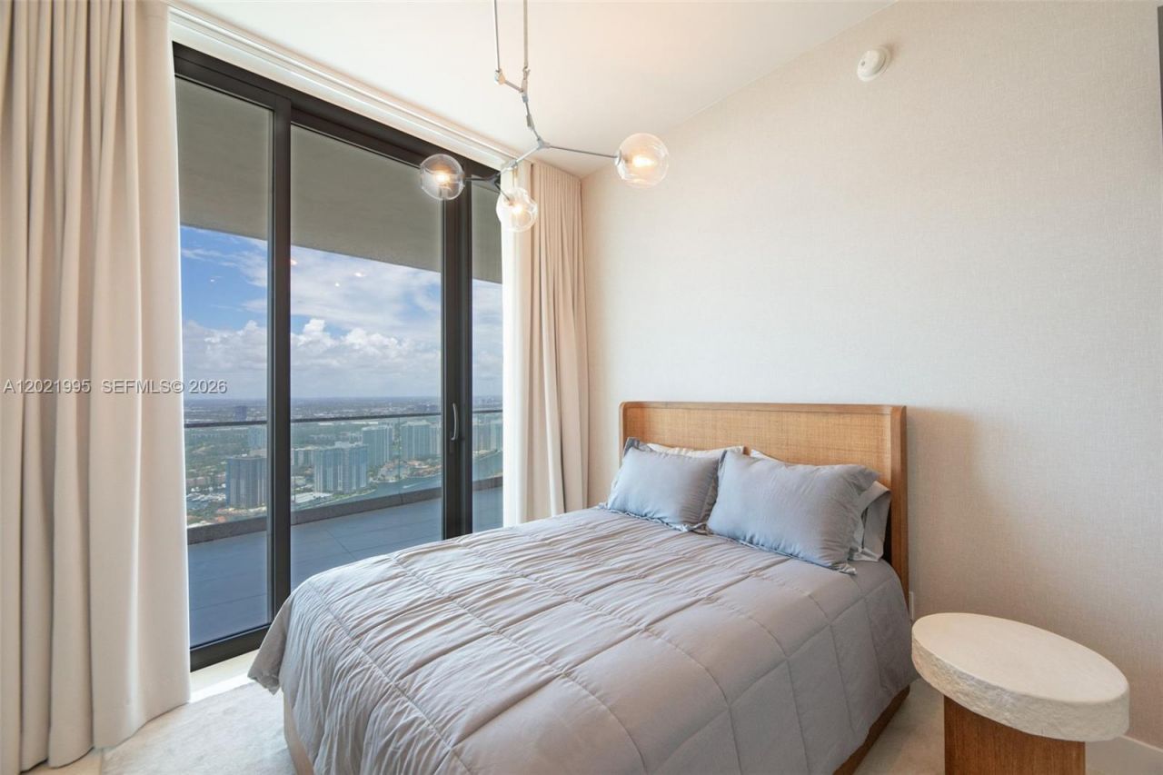 18975 Collins Ave , Unit 5205, Sunny Isles Beach, FL 33160 Photo