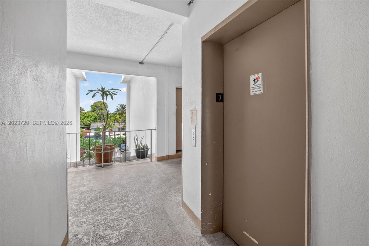 3040 NE 16th Ave , Unit 310, Oakland Park, FL 33334 Photo