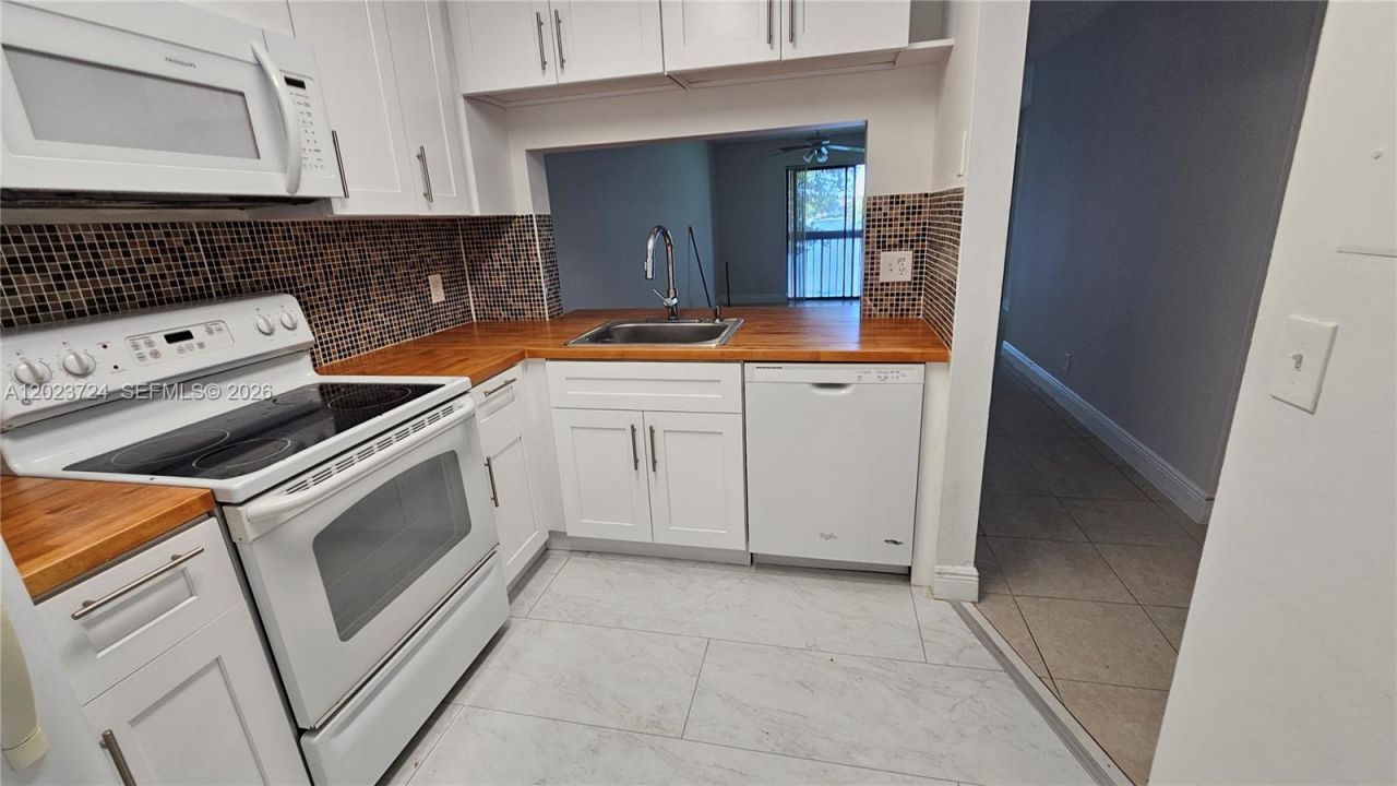10005 Winding Lake Rd , Unit 204, Sunrise, FL 33351 Photo