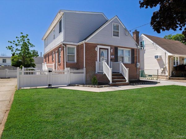 191 Raff Avenue , Mineola, NY 11501
