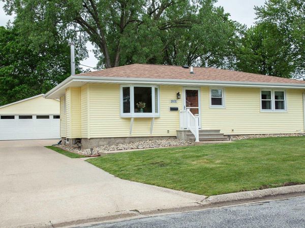1831 4th Ave NW , Waverly, IA 50677