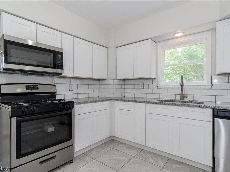 18119 Lake Shore Boulevard, Cleveland, OH 44119 Photo 21
