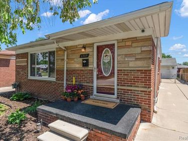 4205 Katherine Street, Dearborn Heights, MI 48125
