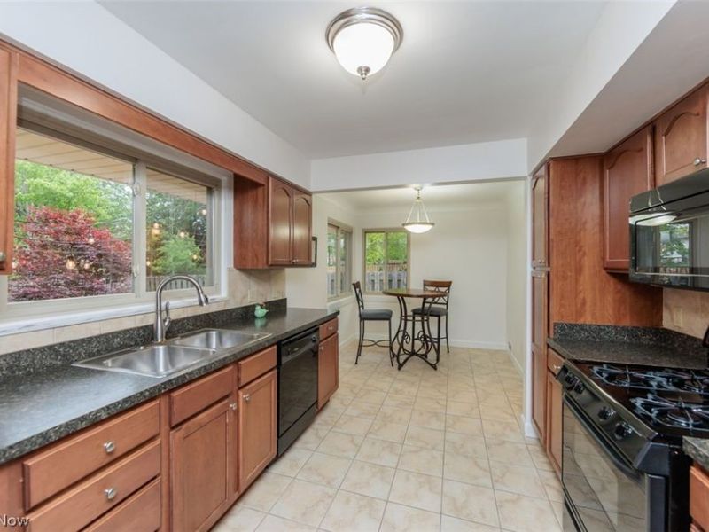 13239 Cherokee Trail , Middleburg Heights, OH 44130 Photo 10