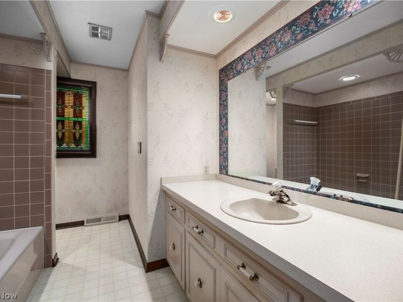 3516 Meadowbrook Drive, Lorain, OH 44053 Photo 16