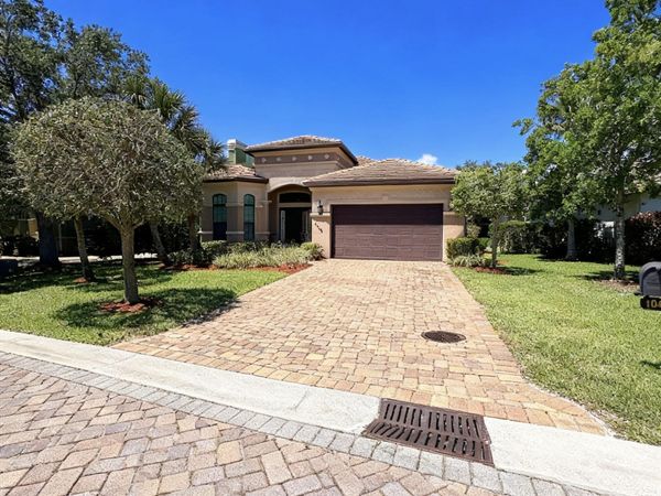 1042 NE Savannah Oaks Way, Jensen Beach, FL 34957
