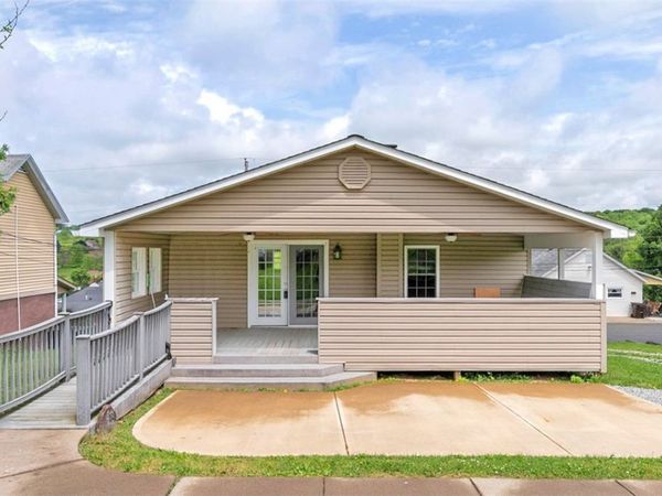 1156 Delaware St, Export, PA 15632