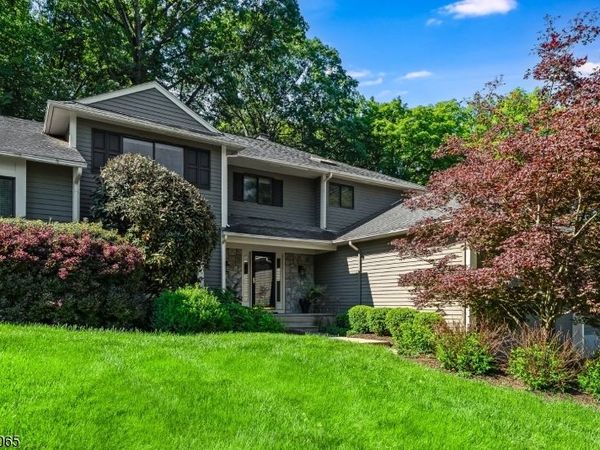 22 Hunters Cir, Tewksbury, NJ 08833