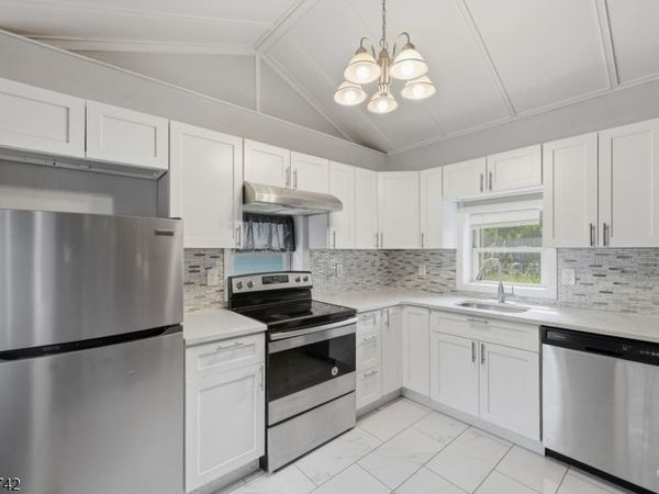 33 Hillside Ave, Jefferson, NJ 07460