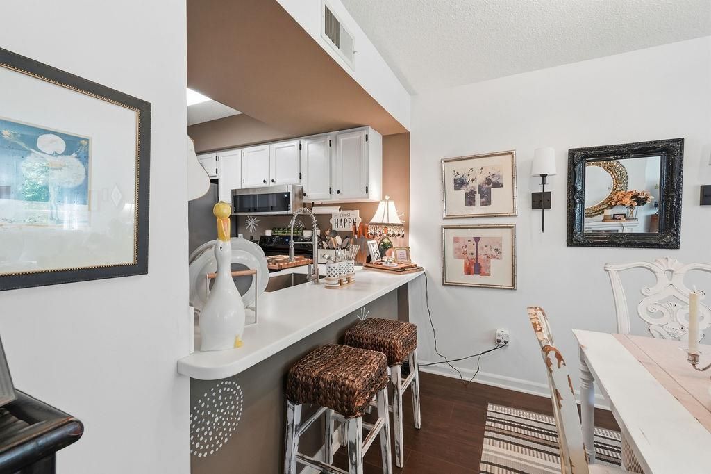 4601 Greenbriar Dr.  Photo 8