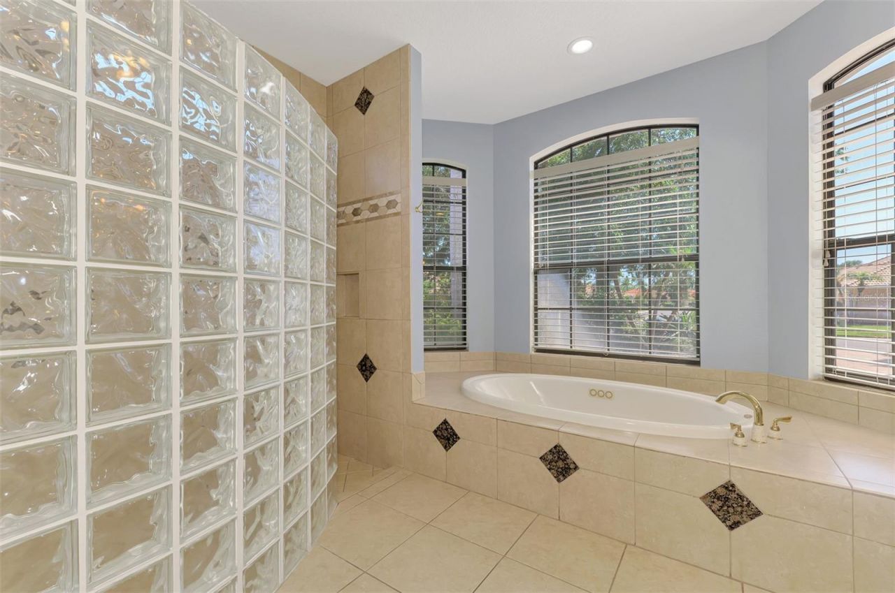 5684 Eastwind Drive, Sarasota, FL 34233 Photo