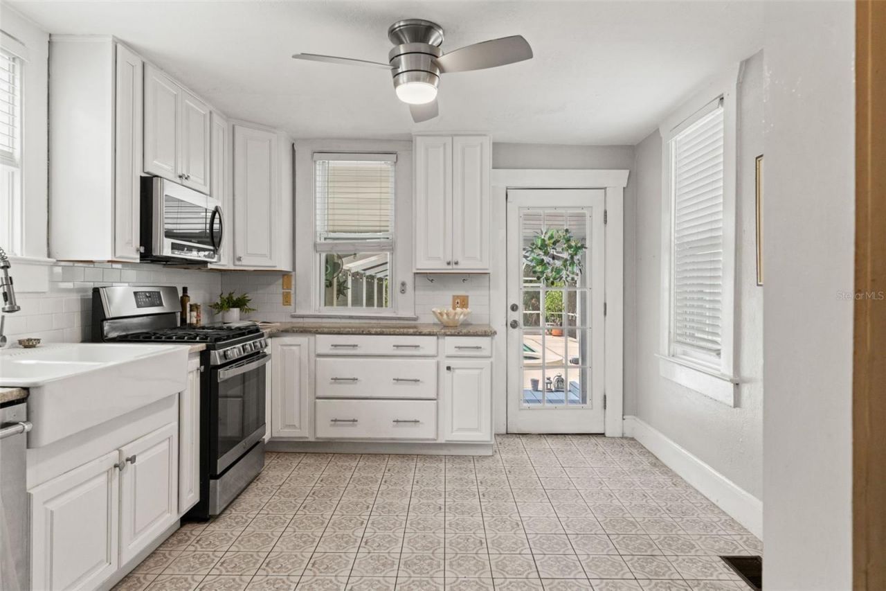 904 W Henry Avenue , Tampa, FL 33604 Photo
