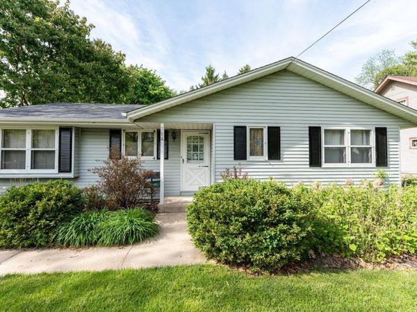 714 E Capitol Dr, Hartland, WI 53029