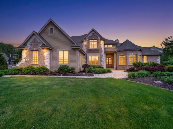 N52W21378 Golfview Dr, Menomonee Falls, WI 53051