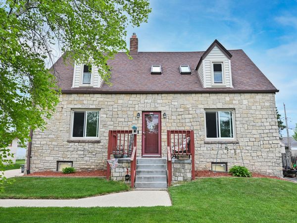5949 S 31st St, Greenfield, WI 53221