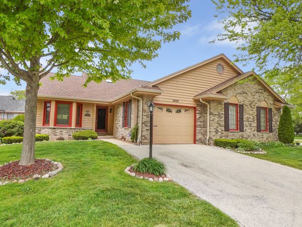 5320 S Cambridge Ln, Greenfield, WI 53221