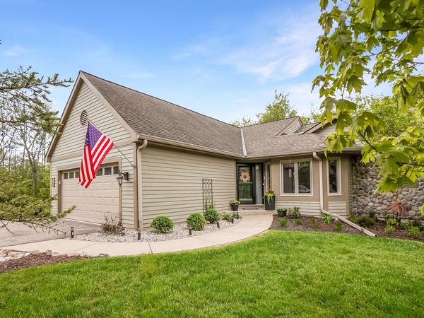 533 White Oak Trl, Hartland, WI 53029