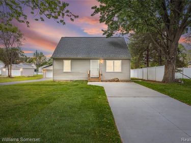 90 Tacoma Drive, Troy, MI 48084