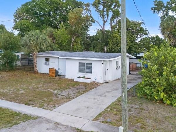 912 Hibiscus LN , NORTH FORT MYERS, FL 33903