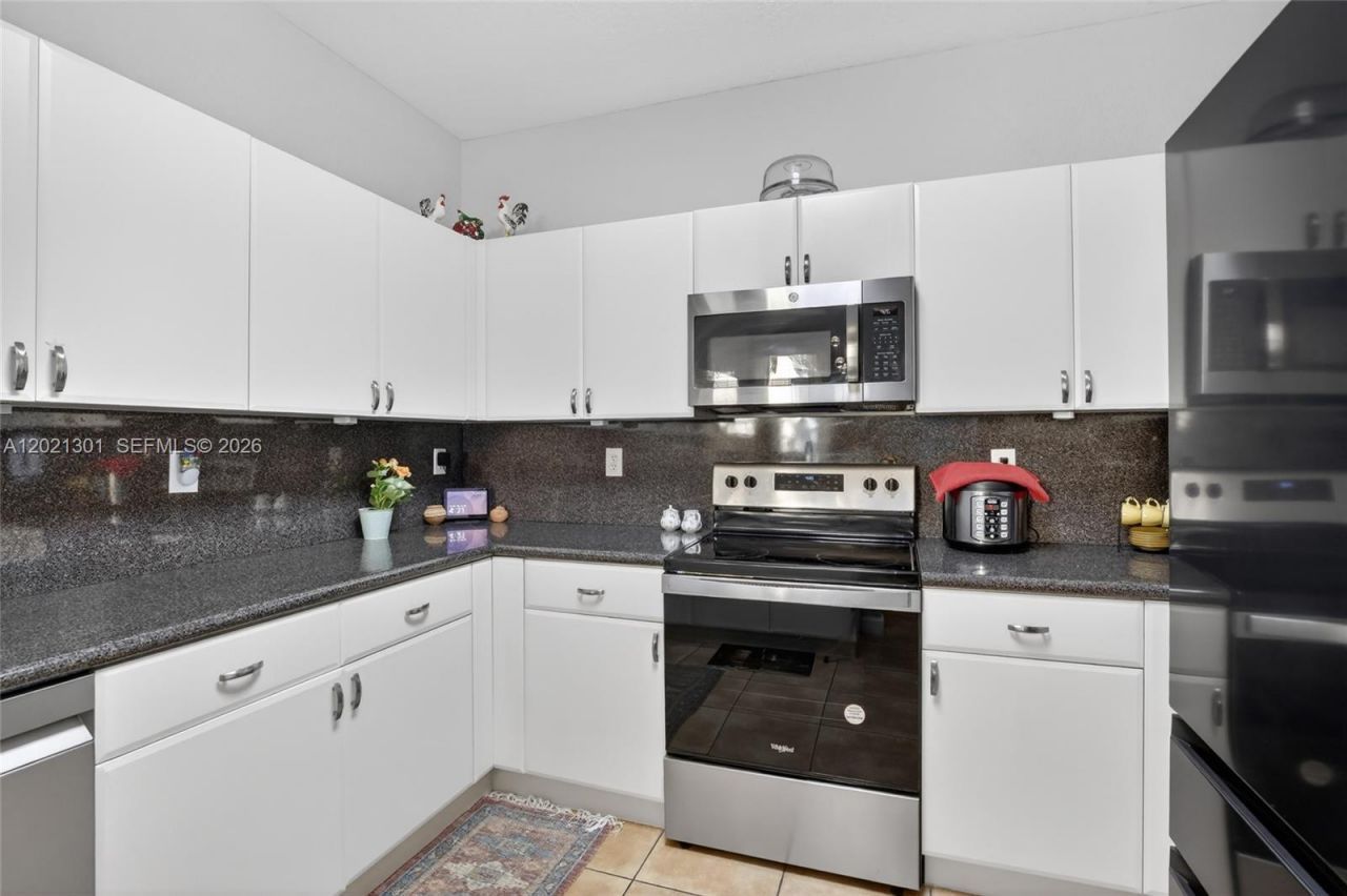 120 Jacaranda Country Club Dr , Unit 205, Plantation, FL 33324 Photo